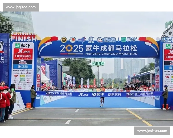 成马夺冠摔过终点！管油胜的 2 小时 16 分与草根韧劲